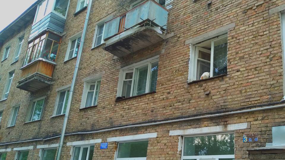 Дом. Окна. Балкон